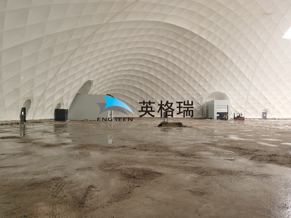 氣膜倉(cāng)庫(kù)內(nèi)部空間無(wú)礙，大型機(jī)械可自由運(yùn)行，空間利用率高
